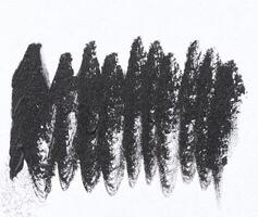 zwart verf beroerte met varkenshaar borstel, swatch Aan wit achtergrond foto