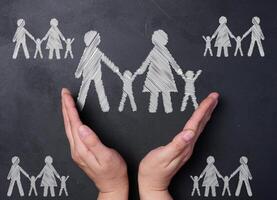 krijt getrokken familie Aan een zwart bord en twee vrouw handen, concept van liefde en ondersteuning foto