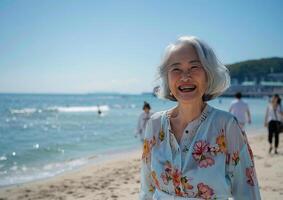 ai gegenereerd portret van gelukkig senior Aziatisch vrouw glimlachen Aan de strand Bij zonsondergang foto