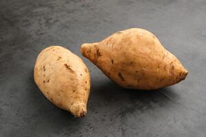 rauw zoet aardappelen wortel of ubi jalar foto