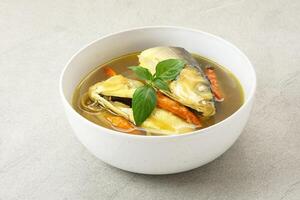 pindang serani, vis soep met verzuren en pittig zout specerijen. Indonesisch voedsel foto