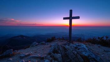 ai gegenereerd kruis Aan de top van de berg Bij zonsopkomst met een mooi lucht foto