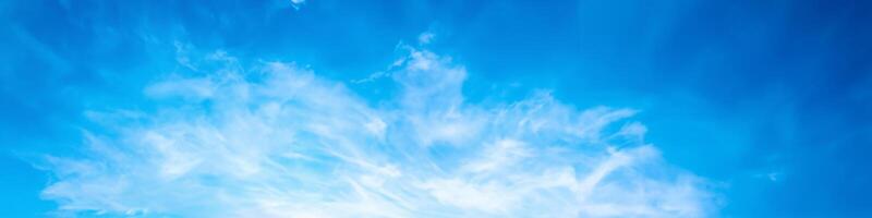 eindeloos horizonten, panoramisch blauw lucht met wit wolken foto