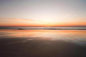 rustig zeegezicht, majestueus zonsondergang over- wolk gevulde horizon. foto