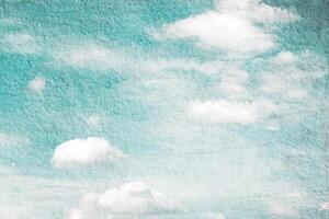 abstract dubbele blootstelling, wolken en lucht Aan papier structuur achtergrond foto