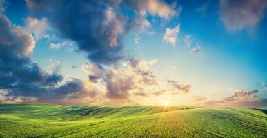 gouden uur gloed, sereen groen velden onder de instelling zon. foto