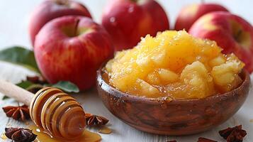 ai gegenereerd honing met appel fruit gepureerd in een kom Aan een houten tafel foto