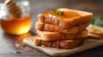 ai gegenereerd vers honing met geroosterd brood biscuit Aan een houten bord foto