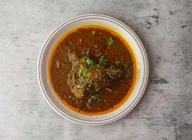pittig kip qorma geserveerd in een bord geïsoleerd Aan achtergrond top visie van Indisch en Pakistaans desi voedsel foto