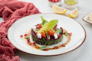 hadi quinoa met rode biet geserveerd in schotel geïsoleerd Aan tafel top visie van Arabisch voedsel foto