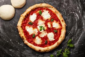 margherita pizza met deeg geïsoleerd Aan donker achtergrond met rauw voedsel top visie van Italiaans Fast food voorafje foto