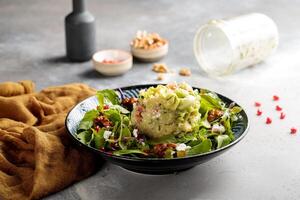 gezond quinoa salade met granaatappel zaden geserveerd in schotel geïsoleerd Aan tafel top visie van Arabisch ontbijt foto