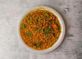 daal chana bakken geserveerd in een bord geïsoleerd Aan achtergrond top visie van Indisch en Pakistaans desi voedsel foto