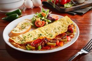 Mexicaans omelet rollen met salade geserveerd in een schotel geïsoleerd Aan houten achtergrond kant visie foto