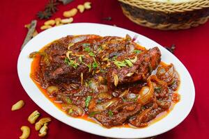 kip karahi korma masala met brood geserveerd in karahi geïsoleerd Aan tafel top visie van Indisch, Pakistaans en Punjabi pittig voedsel foto