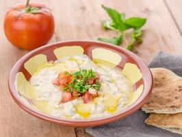 gekruid tomaat en room soep geserveerd in kom geïsoleerd Aan tafel kant visie van Arabisch voedsel foto