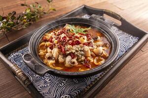 pittig chili zonder been gekookt vis geserveerd schotel geïsoleerd Aan houten tafel top visie van hong Kong voedsel foto