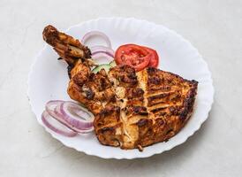 bbq kip tikka borst stuk geserveerd in bord geïsoleerd Aan tafel top visie van Indisch en Pakistaans pittig voedsel foto