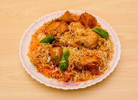 kip biryani of biriyani geserveerd in bord geïsoleerd Aan tafel top visie Indisch pittig voedsel foto