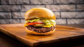 vulkaan hamburger met komkommer, tomaat, kaas, ui geïsoleerd Aan houten bord kant visie Aan tafel snel voedsel foto