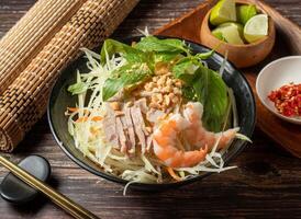 versnipperd papaja garnaal salade geserveerd in kom geïsoleerd Aan tafel top visie van Taiwan voedsel foto