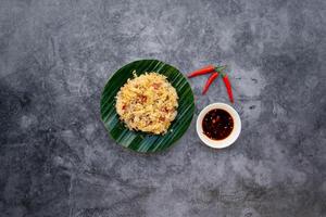 gemengd kleverig rijst, salade en vis saus geserveerd in kom geïsoleerd Aan donker grijs achtergrond top visie van Japans voedsel foto