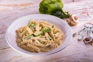 wit pasta geserveerd in schotel top visie Aan donker achtergrond Amerikaans snel voedsel foto