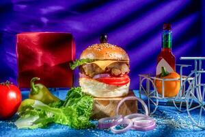 kip kaas hamburger met tomaat, ketchup en groen chili geïsoleerd Aan houten bord kant visie van Amerikaans snel voedsel foto