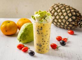 passie guava sap met rauw fruit geserveerd in beschikbaar glas geïsoleerd Aan achtergrond top visie Taiwan voedsel foto