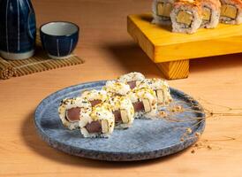 gerookt bonito sushi broodjes geserveerd geïsoleerd Aan houten bord top visie van Japans voedsel foto
