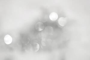 betoverend bokeh Kerstmis lichten Aan abstract wit achtergrond. foto