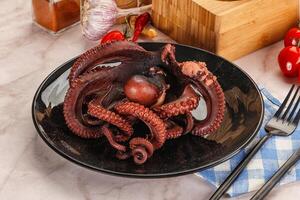 gekookt heerlijk Octopus in de kom foto