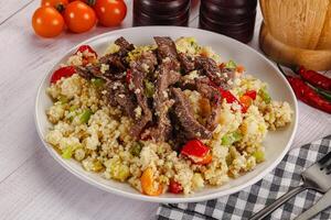 traditioneel couscous met rundvlees en groenten foto