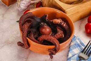 gekookt heerlijk Octopus in de kom foto