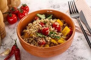 dieet vegetarisch quinoa met groenten foto