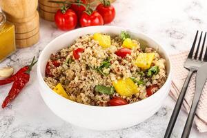 dieet vegetarisch quinoa met groenten foto