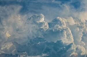 betoverend horizon, boeiend wolkenlandschap. foto