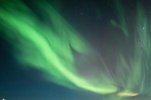 betoverend Aurora borealis, dansen lichten in de noordelijk lucht foto
