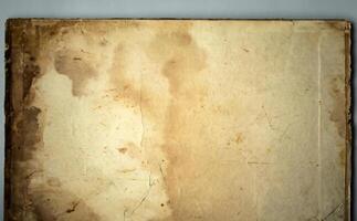 de versleten uit, beschadigd voelen van een oud karton boek omslag. foto