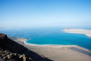 prachtig uitzicht op de kustlijn en het eiland la graciosa van mirador del rio, lanzarote, canarische eilanden, spanje. foto