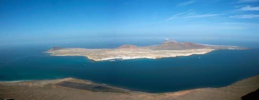 prachtig panorama van het eiland la graciosa. luchtfoto van mirador del rio in lanzarote, canarische eilanden, spanje foto