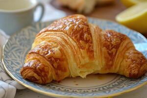 ai gegenereerd gouden gebakken croissant. genereren ai foto