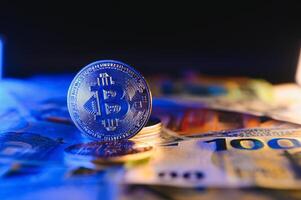 euro bankbiljetten en munten, dollar bankbiljetten met bitcoins. hoog kwaliteit foto. foto