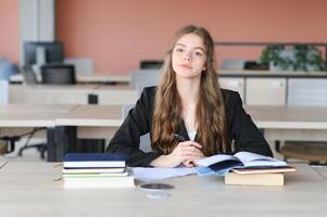 onderwijs en school- concept - leerling meisje aan het studeren en lezing boek Bij school. foto