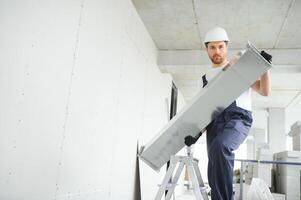 industrieel thema. magazijn verwarming en koeling systeem installatie door professioneel Kaukasisch technicus. reclame gebouw ventilatie rechthoek grachten. lucht verdeling. foto