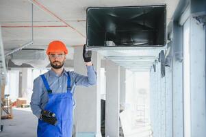 hvac ingenieur installeren warmte herstel ventilatie systeem voor nieuw huis. kopiëren ruimte foto