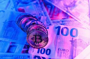euro bankbiljetten en munten, dollar bankbiljetten met bitcoins. hoog kwaliteit foto. foto