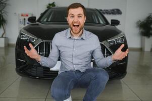 jong Mens is kiezen een nieuw voertuig in auto dealerschap. foto