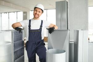 hvac ingenieur installeren warmte herstel ventilatie systeem voor nieuw huis. kopiëren ruimte. foto