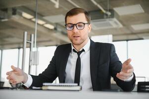 bezig zakenman onder spanning ten gevolge naar buitensporig werk foto